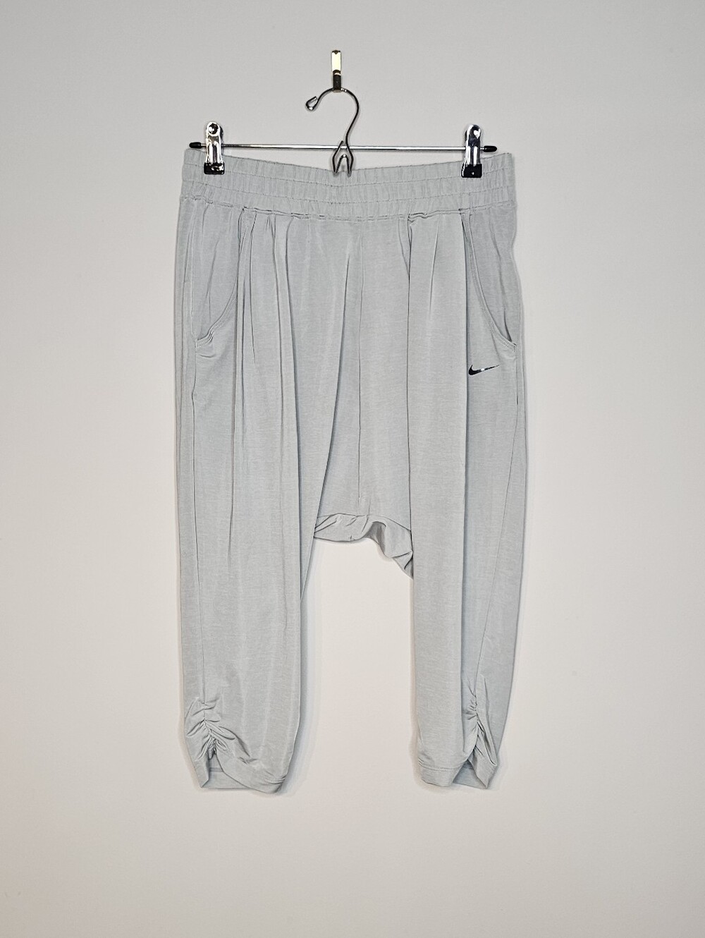 Nike Dri-Fit Flow Hyper Yoga Pants Size Small Gray Cropped Capri